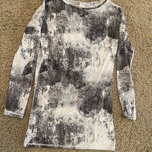 Lucy Black and Gray Graphic Fitted Blouse